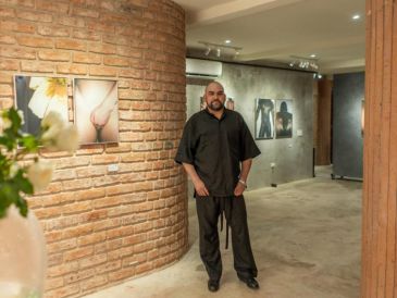 La propuesta visual de García-Villa se sostiene en una fotografía cuidada y minimalista, donde cada encuadre parece construido desde la contemplación y no desde el exceso. CORTESÍA