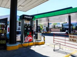Este martes en Jalisco los precios promedio son de 23.99 pesos por litro para la gasolina regular, 29.27 para la Premium y 27.45 para el diésel. EL INFORMADOR / A. Navarro