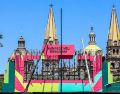 Las torres de la Catedral de Guadalajara enmarcan la instalación del FIFA Fan Festival 2026, cuya estructura se levanta en el Centro Histórico para recibir a aficionados durante la Copa del Mundo. EL INFORMADOR / A. Navarro