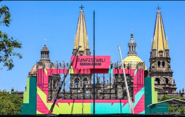 Las torres de la Catedral de Guadalajara enmarcan la instalación del FIFA Fan Festival 2026, cuya estructura se levanta en el Centro Histórico para recibir a aficionados durante la Copa del Mundo. EL INFORMADOR / A. Navarro