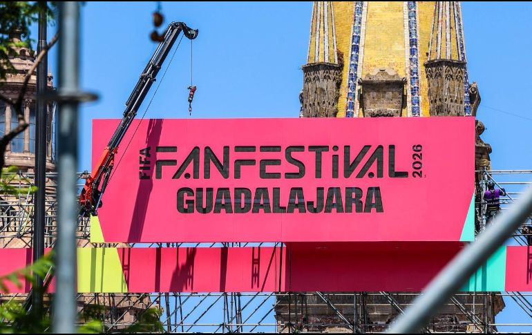 Trabajadores realizan labores de montaje en una de las áreas, a dos semanas del inicio de la Copa Mundial. EL INFORMADOR / A. Navarro