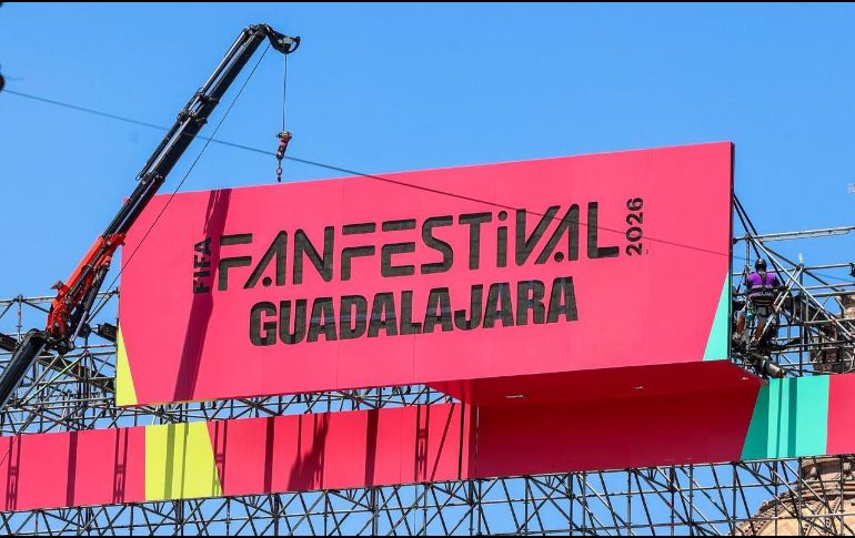 La estructura principal del FIFA Fan Festival Guadalajara avanza, mientras personal y maquinaria continúan con la instalación del espacio donde se transmitirán los 104 partidos. EL INFORMADOR / A. Navarro