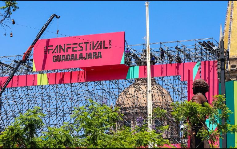 El anuncio principal del FIFA Fan Fest destaca sobre la estructura metálica colocada frente a la Catedral de Guadalajara, sede de uno de los espacios públicos para seguir los encuentros. EL INFORMADOR / A. Navarro