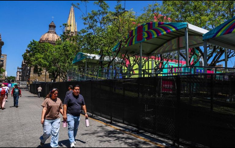 Peatones recorren el Centro Histórico junto a las instalaciones temporales, que comienza a transformar el entorno urbano rumbo a la Copa Mundial de la FIFA 2026. EL INFORMADOR / A. Navarro