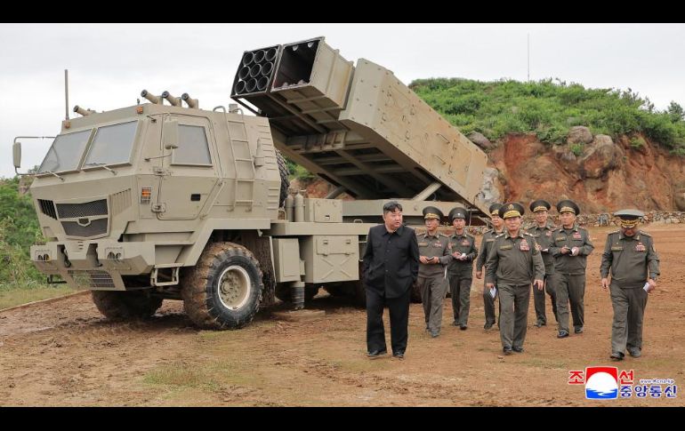Fotografía cedida por la Agencia estatal de noticias norcoreana KCNA que muestra al líder del país, Kim Jong-un (i), durante el lanzamiento de misiles y cohetes en Pionyang. EFE/KCNA