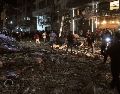 Unos palestinos inspeccionan el lugar donde se produjo un ataque aéreo israelí en Ciudad de Gaza el martes 26 de mayo de 2026. AP/J. Alshrafi