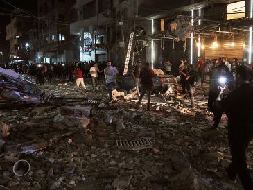 Unos palestinos inspeccionan el lugar donde se produjo un ataque aéreo israelí en Ciudad de Gaza el martes 26 de mayo de 2026. AP/J. Alshrafi