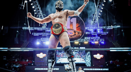 El Consejo Mundial de Lucha Libre decidió calentar motores con un encuentro poco habitual: una “cascarita” entre luchadores y representantes de los medios de comunicación. CMLL