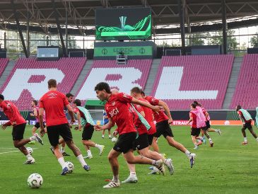 Jugadores del Rayo entrenan en la cancha del estadio de Leipzig para la final de la Conference League. EFE/F. Singer