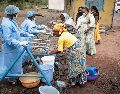 Los habitantes se lavan las manos en un puesto de control establecido como medida preventiva contra la propagación del ébola en Kanyaruchinya, cerca de Goma, en Kivu del Norte, República Democrática del Congo. EFE/M. JEANNE