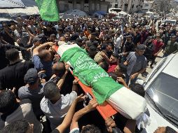 Miles de personas se reunieron el miércoles para el funeral conjunto de la familia de Odeh en Ciudad de Gaza. EFE/ Ahmad Awad