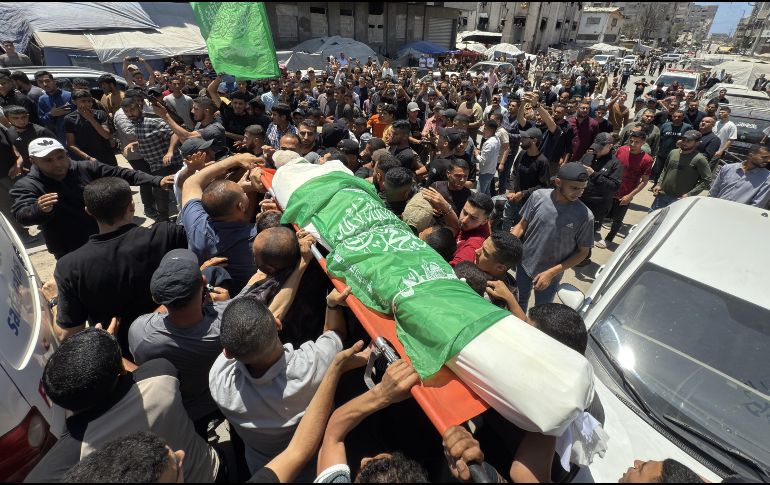 Miles de personas se reunieron el miércoles para el funeral conjunto de la familia de Odeh en Ciudad de Gaza. EFE/ Ahmad Awad
