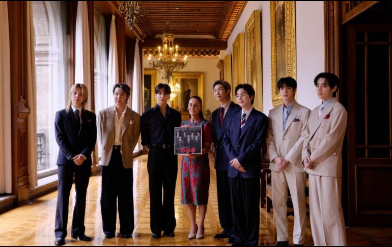 La visita de BTS a México fue un evento viral que conmocionó a sus seguidores y que además mostró una cercanía con Sheinbaum, quien prometió el regreso del grupo al país norteamericano. ESPECIAL/X/ @bts_bighit