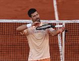 Nada está contado para el serbio, pues el italiano Jannik Sinner se mantiene en la competencia con una racha ganadora imparable. EFE / M. Badra