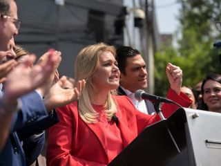 La mandataria estatal manifestó que la citaron tramposamente para declarar, mientras que, según ella, quienes tienen órdenes de aprehensión en EU por vínculos con el narcotráfico los invitan a tener entrevistas amigables. FACEBOOK / Maru Campos Galván
