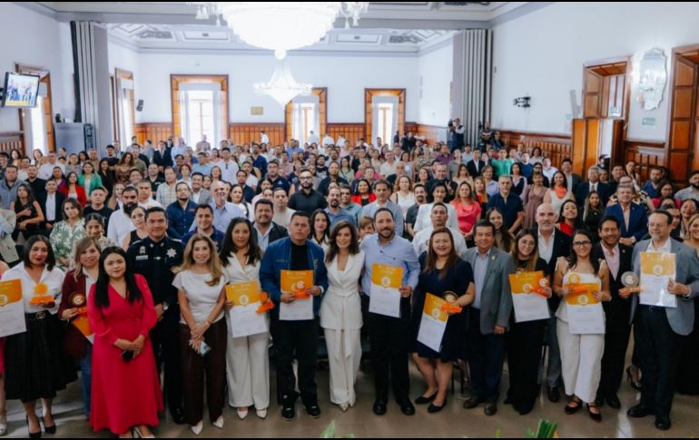 La entrega de este distintivo los prestadores de servicios turísticos están capacitados para recibir a los visitantes que vendrán a Guadalajara durante el Mundial de Futbol 2026. ESPECIAL