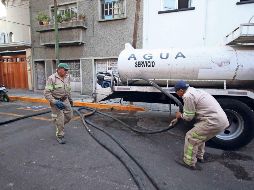 El Sistema de Aguas de la Ciudad de México (Sacmex) reportó que 2023 fue el año con mayor detección de tomas irregulares durante la administración pasada, recibiendo 209 reportes y comprobando la ilegalidad de al menos 32 de ellas, lo que evidencia la urgencia de la reciente reforma aprobada por el Congreso capitalino. SUN/ARCHIVO