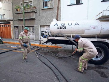 El Sistema de Aguas de la Ciudad de México (Sacmex) reportó que 2023 fue el año con mayor detección de tomas irregulares durante la administración pasada, recibiendo 209 reportes y comprobando la ilegalidad de al menos 32 de ellas, lo que evidencia la urgencia de la reciente reforma aprobada por el Congreso capitalino. SUN/ARCHIVO