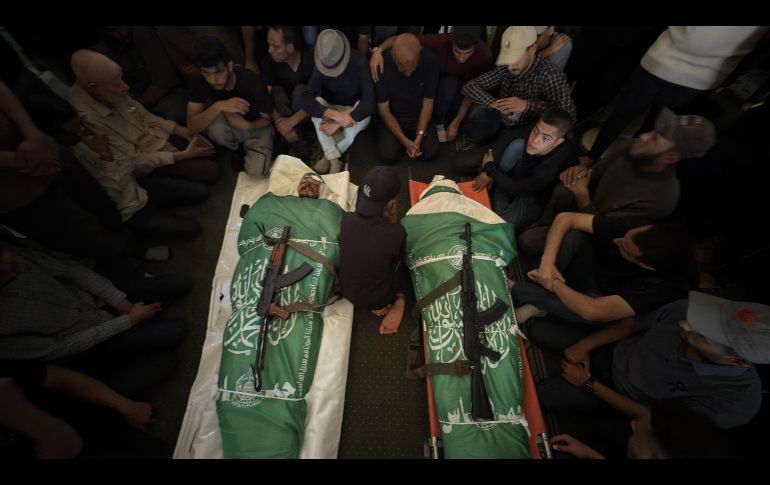 Gazatíes asisten este miércoles al funeral de Mohammed Odeh, jefe militar del grupo islamista Hamás, quien murió el martes en un ataque israelí contra el barrio de Rimal. EFE/A. Awad