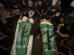 Gazatíes asisten este miércoles al funeral de Mohammed Odeh, jefe militar del grupo islamista Hamás, quien murió el martes en un ataque israelí contra el barrio de Rimal. EFE/A. Awad