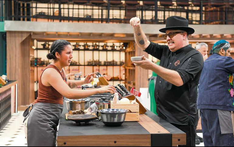 Para el chef Adrián Herrera, la nueva dinámica revela cómo el cansancio y las relaciones humanas también terminan sazonando cada platillo. CORTESÍA