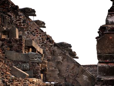 El arqueólogo Sergio Gómez, director del Proyecto Tlalocan en el túnel de la pirámide, alertó de que la humedad está desintegrando la estructura. EFE/Archivo
