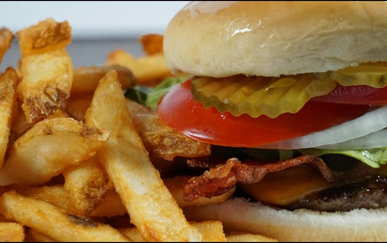 Este jueves 28 de mayo, Carl's Jr. celebra el Día de la Hamburguesa ofreciendo su Famous Star con Queso a 1 peso. Unsplash