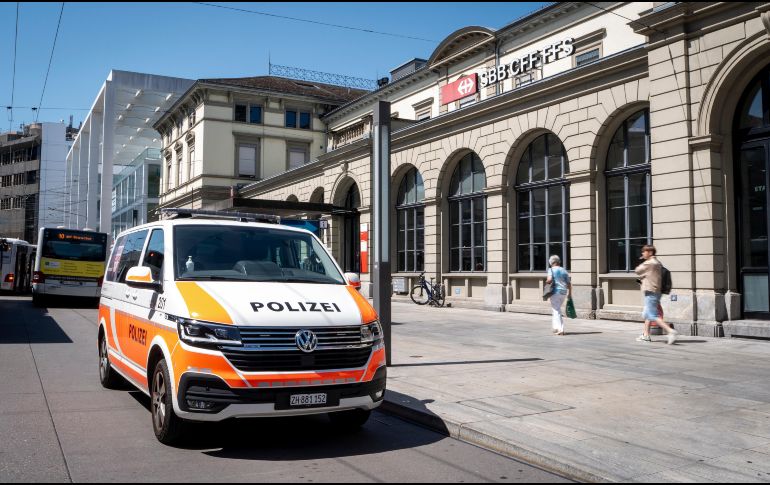 Un coche de policía estacionado frente a la estación de tren de Winterthur, Suiza, el 28 de mayo de 2026. Según la policía regional de Zúrich, un ciudadano suizo de 31 años apuñaló e hirió a tres personas en la estación. EFE/C. THOMA