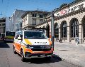 Un coche de policía estacionado frente a la estación de tren de Winterthur, Suiza, el 28 de mayo de 2026. Según la policía regional de Zúrich, un ciudadano suizo de 31 años apuñaló e hirió a tres personas en la estación. EFE/C. THOMA