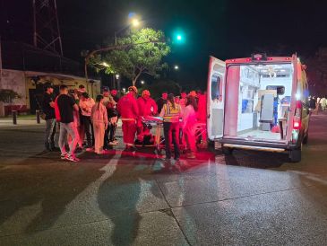 Elementos de servicios médicos municipales brindaron atención a ambas mujeres. ESPECIAL