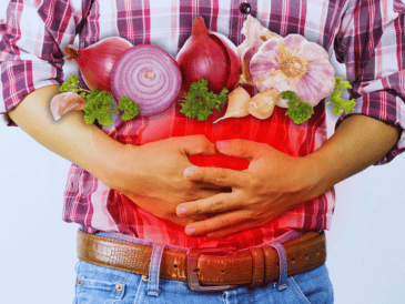Un grupo de alimentos altamente problemáticos incluye vegetales que son la base de casi cualquier receta de cocina, como el ajo y la cebolla. ESPECIAL / CANVA