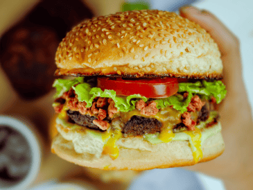 En este día las principales cadenas de comida rápida en México celebran con descuentos imperdibles, hamburguesas a un peso y cupones exclusivos en aplicaciones móviles. CANNVA