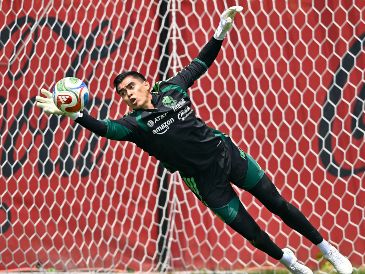 Raúl Rangel disputa la titularidad de la posición con  Guillermo Ochoa y Carlos Acevedo. IMAGO7/E. Espinosa