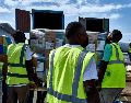 Trabajadores transportan suministros de prevención y control de epidemias, en Bunia de la provincia de Ituri, República Democrática del Congo (RDC). AP/X. Huashefashiyu