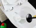 La recomendación es colocar varios cubos de hielo en la taza durante las horas de menor uso, preferentemente por la noche o antes de salir de casa por un periodo prolongado. Pexels