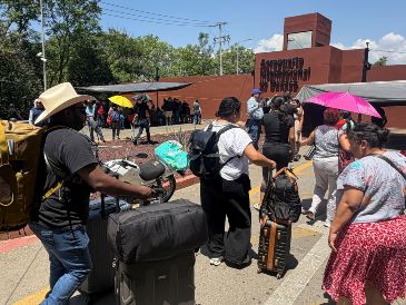 La toma del Aeropuerto de Oaxaca provocó afectaciones a decenas de pasajeros, quienes quedaron varados al exterior de la terminal aérea mientras intentaban contactar a sus respectivas aerolíneas para conocer el estatus de sus vuelos. EFE/J. Méndez