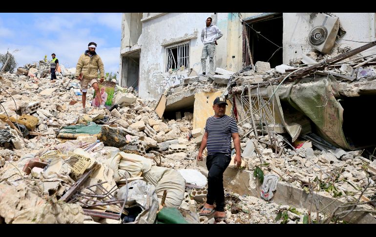 Residentes inspeccionan los escombros de un edificio destruido por ataques aéreos israelíes en Borj El Chmali, en el sur de Líbano. XINHUA/A.Hashisho