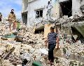 Residentes inspeccionan los escombros de un edificio destruido por ataques aéreos israelíes en Borj El Chmali, en el sur de Líbano. XINHUA/A.Hashisho