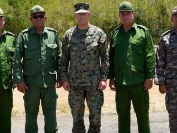 El jefe del Comando Sur de EU, general Francis L. Donovan (c), posa con el jefe del Estado Mayor General de Cuba, general Roberto Legrá Sotolongo (2-i), y otros militares cubanos en la base naval de Guantánamo. EFE/Southcom
