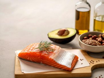 Más allá de las dietas estrictas, el consumo de algunos alimentos puede ser vital para cuidar tu corazón de afecciones como cardiopatía coronaria, arritmias e insuficiencia cardiaca. ESPECIAL / CANVA