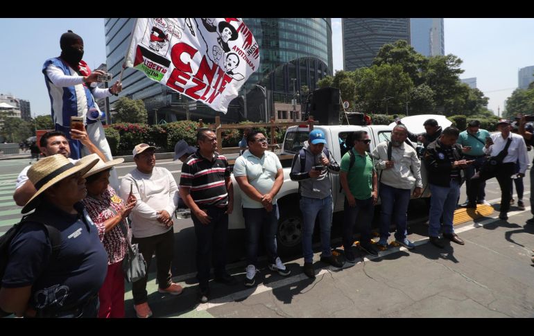 Maestros de la Coordinadora Nacional de Trabajadores de la Educación (CNTE) bloquean una de las principales avenidas de Ciudad de México. EFE/M. Hartz