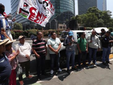 Maestros de la Coordinadora Nacional de Trabajadores de la Educación (CNTE) bloquean una de las principales avenidas de Ciudad de México. EFE/M. Hartz