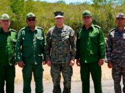 El jefe del Comando Sur de EU, general Francis L. Donovan (c), posa con el jefe del Estado Mayor General de Cuba, general Roberto Legrá Sotolongo (2-i), y otros militares cubanos en la base naval de Guantánamo. EFE/Southcom