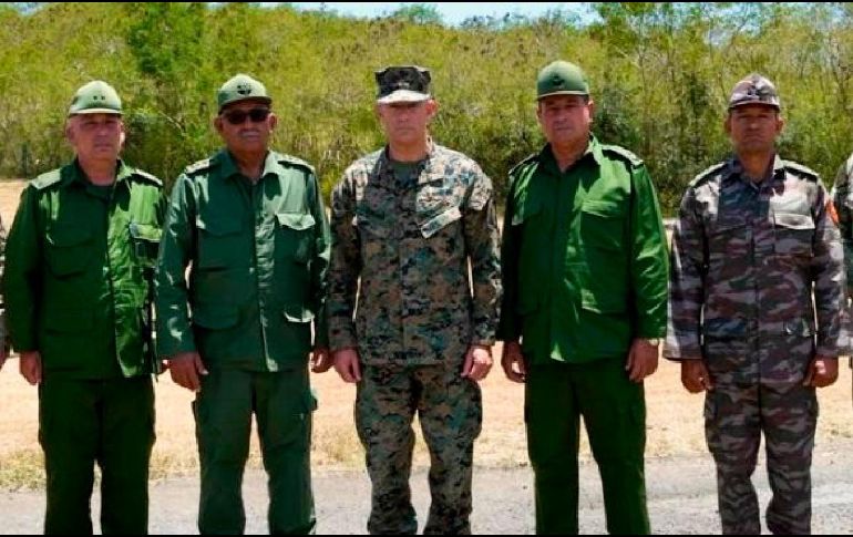 El jefe del Comando Sur de EU, general Francis L. Donovan (c), posa con el jefe del Estado Mayor General de Cuba, general Roberto Legrá Sotolongo (2-i), y otros militares cubanos en la base naval de Guantánamo. EFE/Southcom