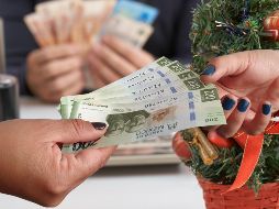 El aguinaldo no es un regalo del empleador, es un derecho irrenunciable ganado con tu esfuerzo a lo largo del año. ESPECIAL / CANVA
