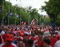 Aficionados del PSG y Arsenal abarrotan el centro de Budapest horas antes de la final de la Liga de Campeones en el Puskás Aréna. EFE / Z. Balogh