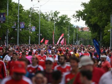 Aficionados del PSG y Arsenal abarrotan el centro de Budapest horas antes de la final de la Liga de Campeones en el Puskás Aréna. EFE / Z. Balogh