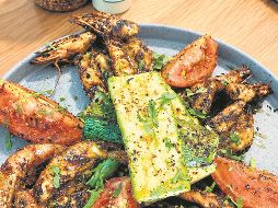 Camarones zarandeados, presentados en plato trinche y alternados con cuartos de tomate a la parrilla. CORTESÍA