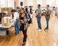 Colombia renovará al Poder Ejecutivo en una elección que se pronostica que requerirá de una segunda vuelta. En la foto, votación de colombianos en el extranjero. EFE