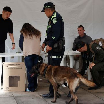 Policías inspeccionan el lugar donde vota el presidente de Colombia, Gustavo Petro este domingo en Bogotá. EFE/M. Dueñas